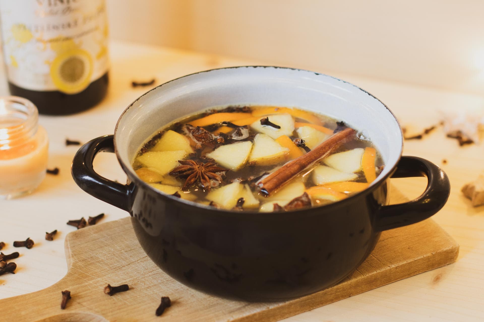 svařák z bílého vína v kastrolu podle receptu od VINIUM Velké Pavlovice